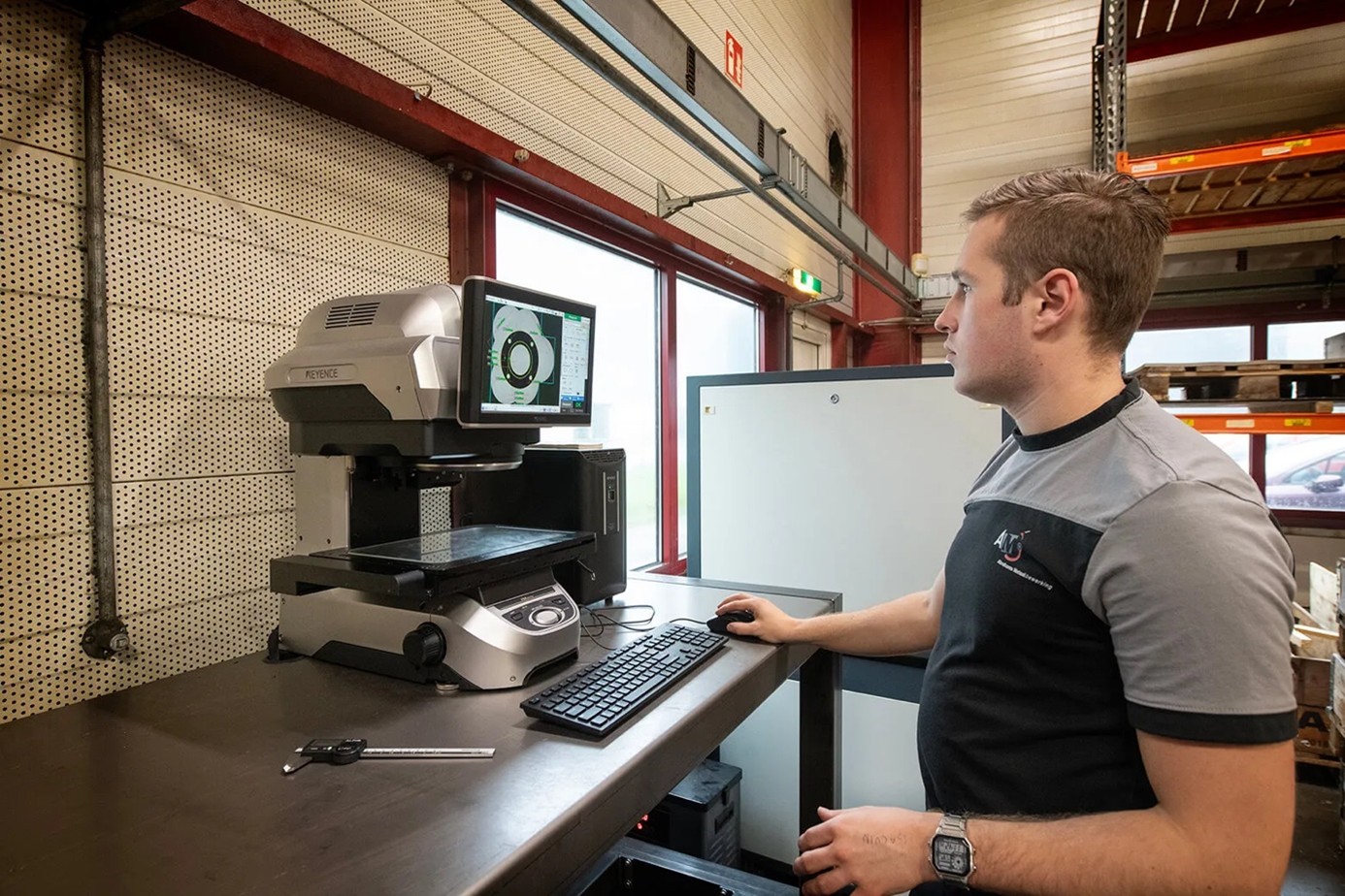 Kwaliteitscontrole van een onderdeel met onze Keyence optische meetbank