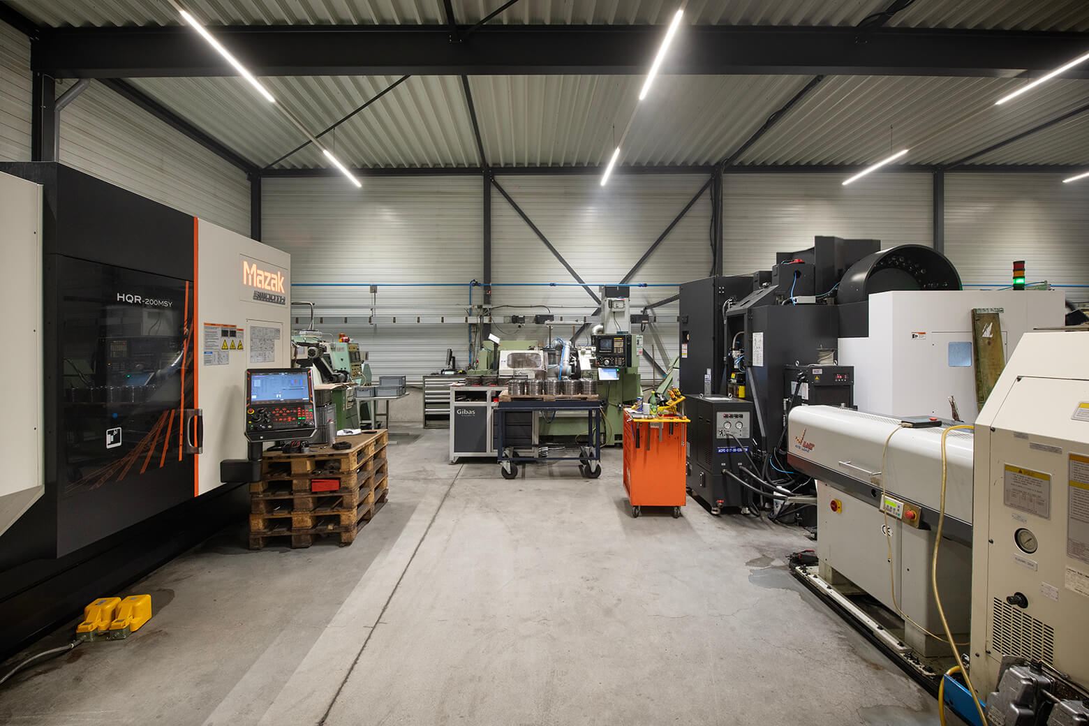 Overzicht van de werkplaats en machines van Abrahams Metaal