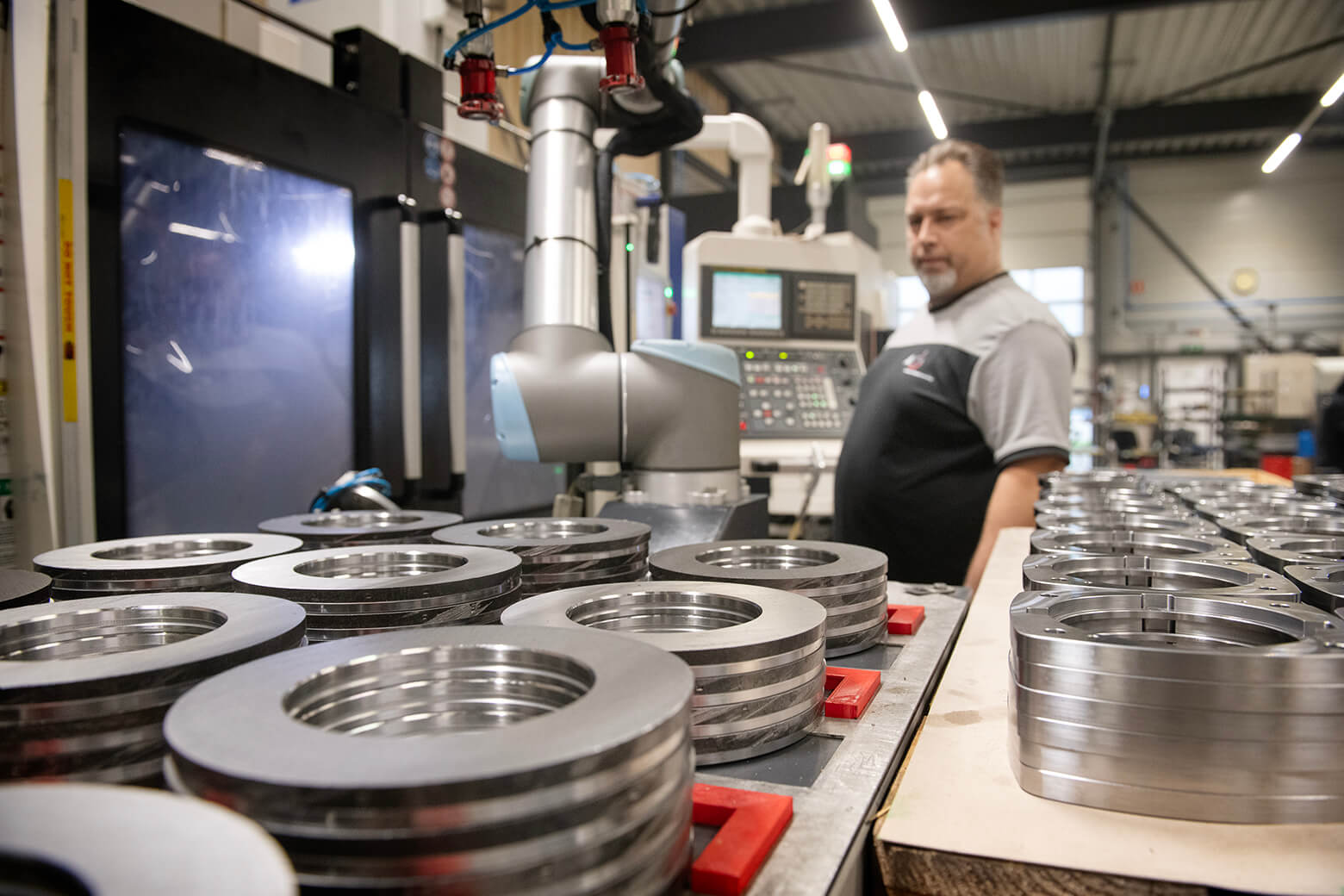 Medewerker van Abrahams Metaal bij een CNC-machine