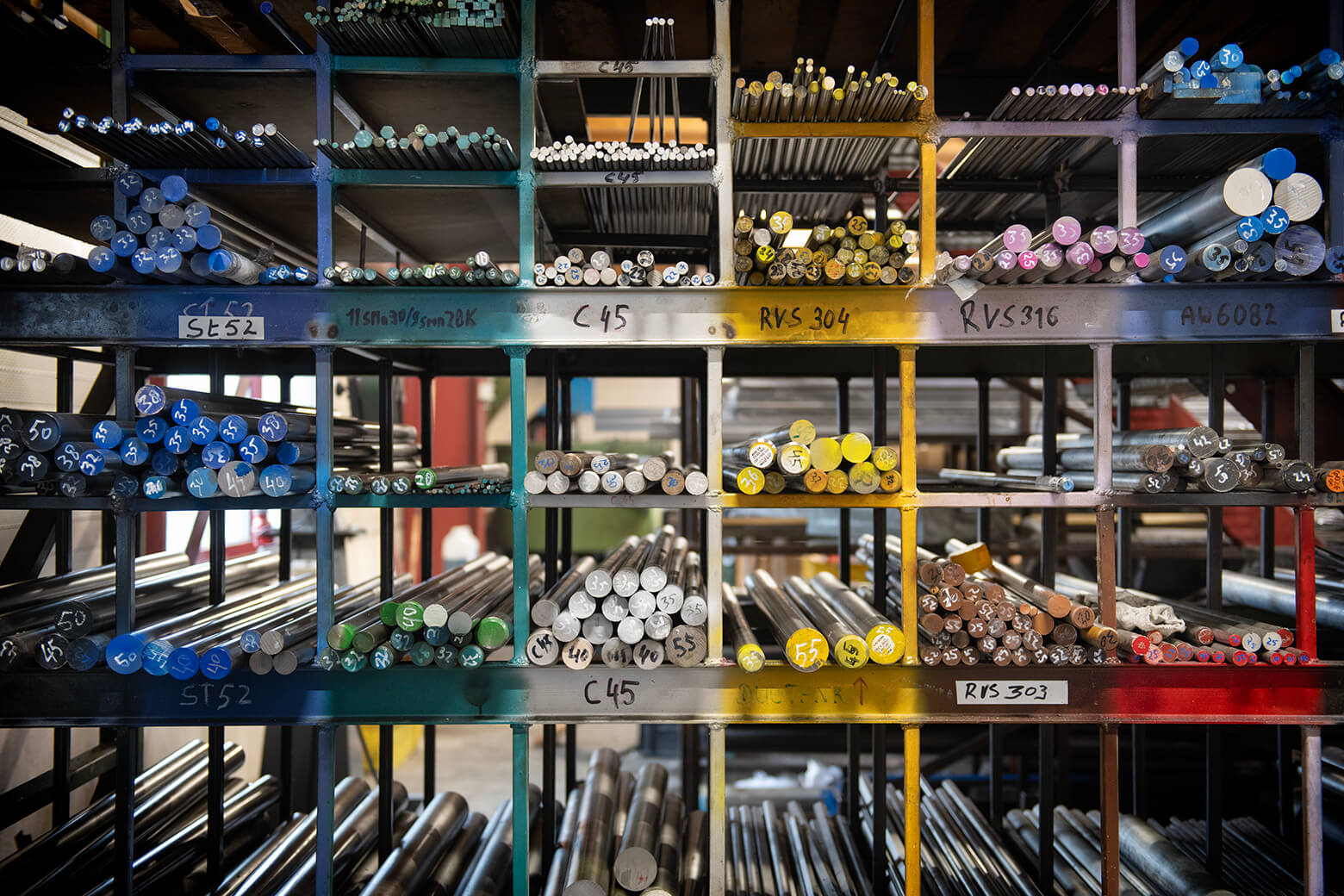 Materiaalrekken met verschillende metalen staven bij Abrahams Metaal