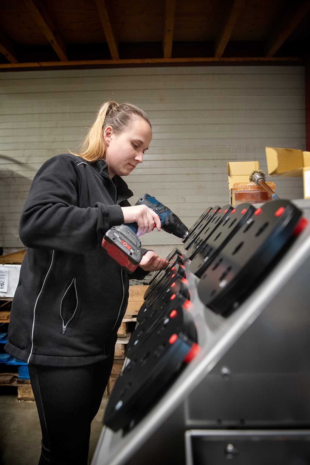 Medewerker assembleert onderdelen bij Abrahams Metaal
