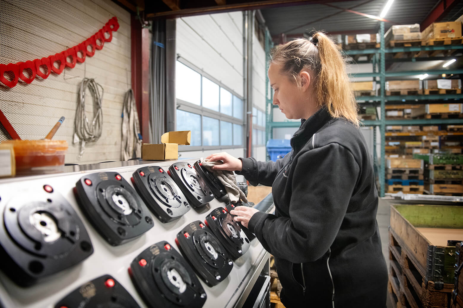 Medewerker werkt aan de assemblage van onderdelen