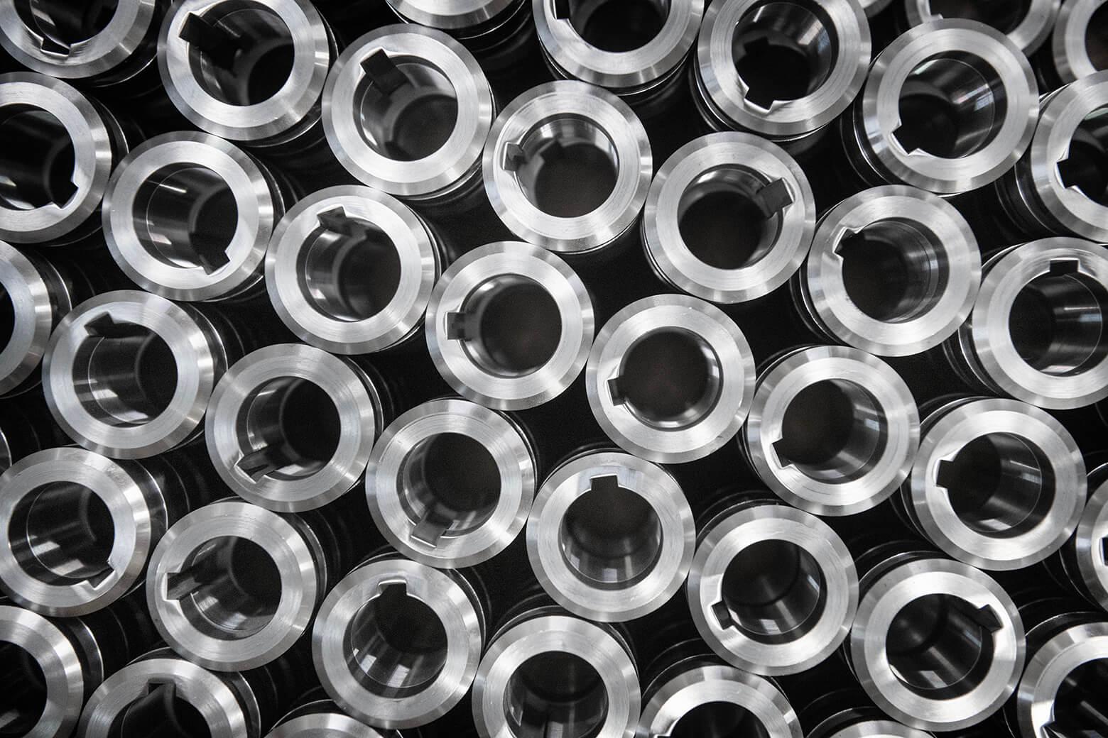 Close-up van seriematig vervaardigde metalen draaiwerkstukken