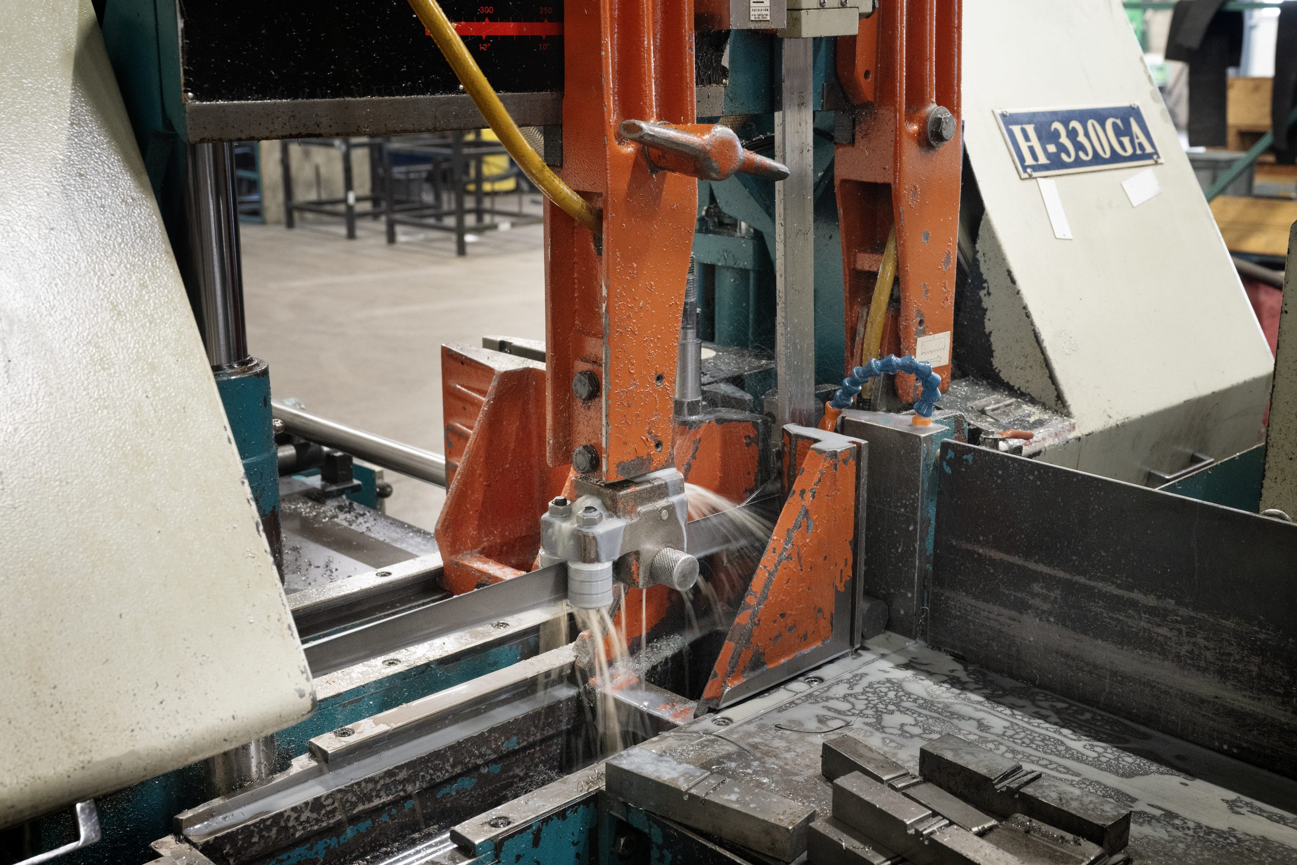 Automatische zaagmachine in bedrijf bij Abrahams Metaal